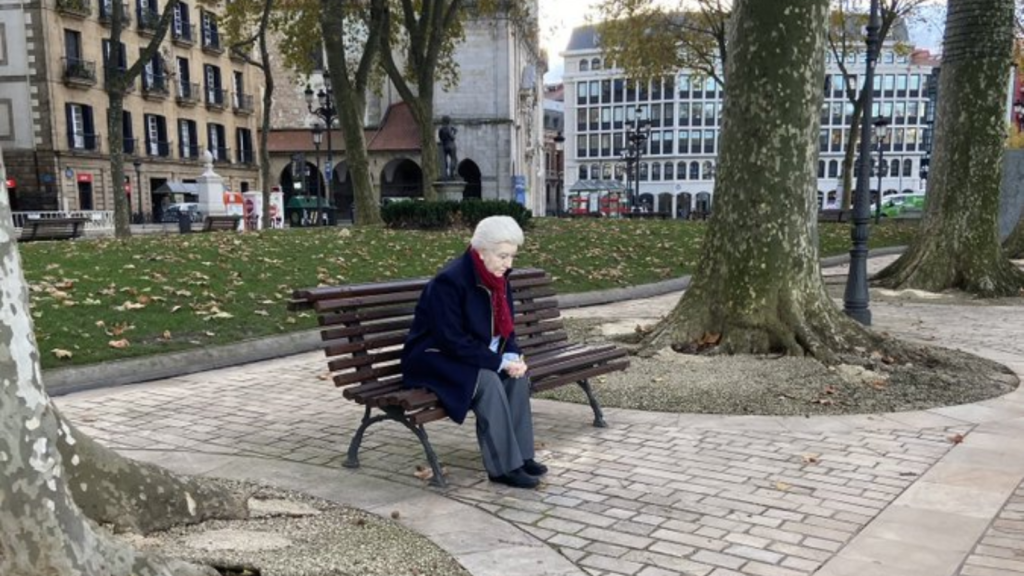España refleja la problemática de personas que se sienten solas con una escultura hiperrealista image Diseño sin título 2019 12 06T124645.419