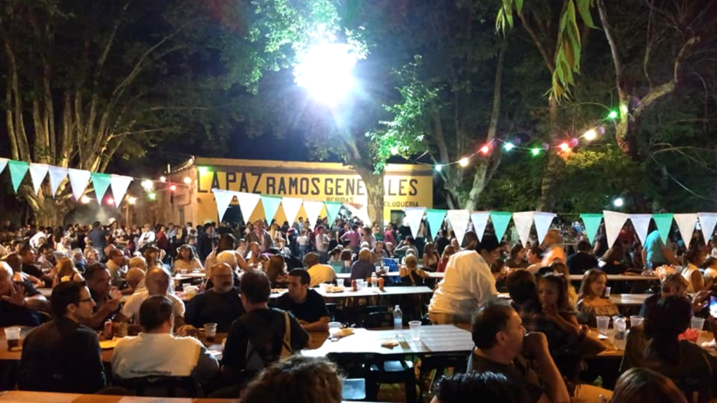 Llega 'La Noche de los Almacenes': una fiesta rural en Roque Pérez, a sólo 135 km de Buenos Aires image Diseño sin título 2019 12 19T123116.014