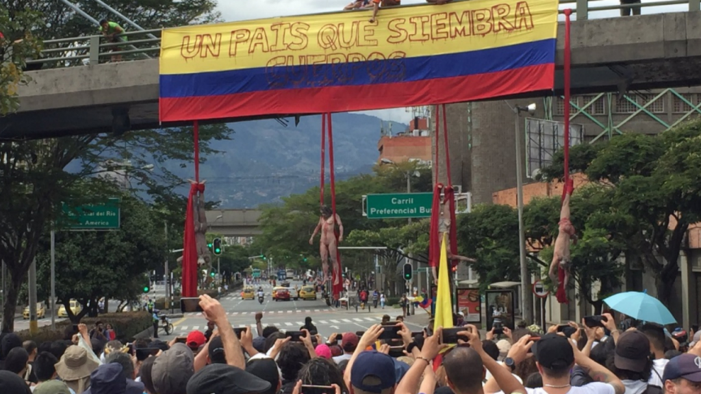 Medellín: Recrearon una escalofriante performance con cuerpos desnudos y colgados de un puente para alertar sobre la violencia image Diseño sin título 2019 12 23T103419.778