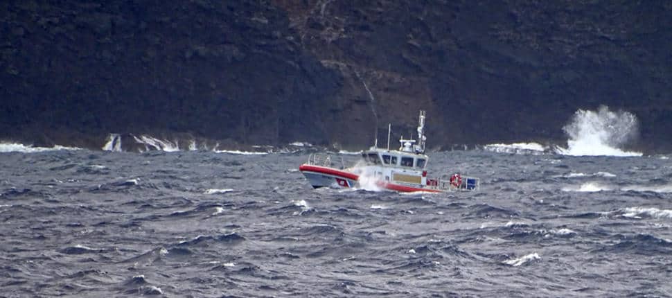 Tragedia en Hawái: accidente de helicóptero que realizaba un paseo turístico no deja sobrevivientes image trans hawaii boat helicopter crash search ap 970