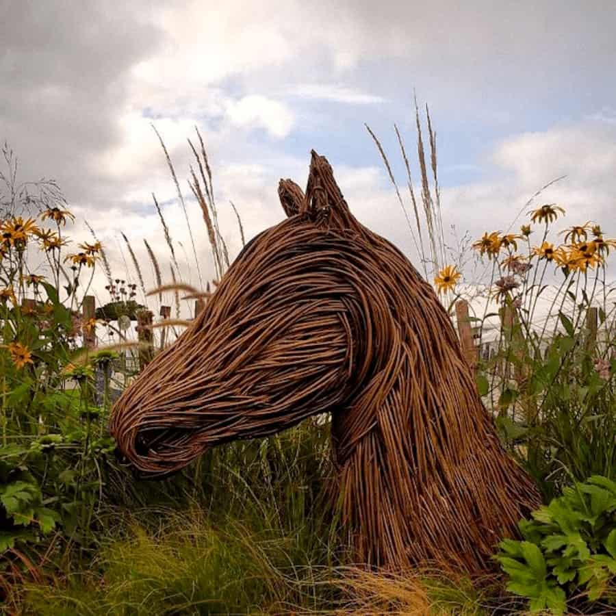 Artista británica decora bosques con perfectas esculturas creadas a ...
