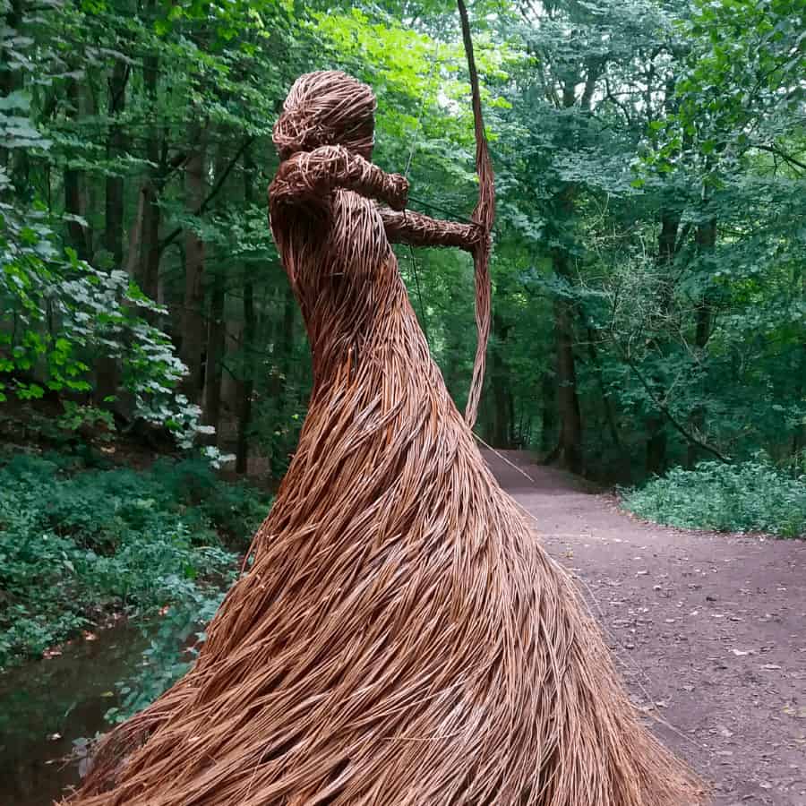 image Artista británica decora bosques con perfectas esculturas creadas con ramas de sauce 4