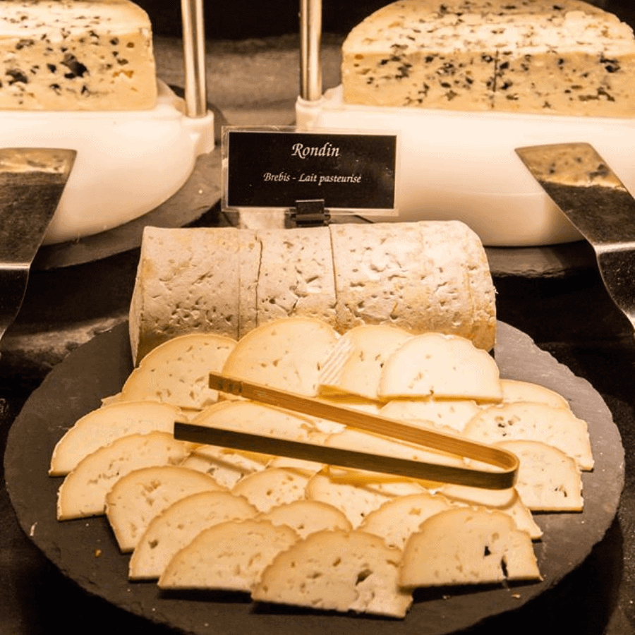 image Así luce Les Grands Buffets un restaurante francés récord por presentar el surtido de quesos más grande del mundo 13