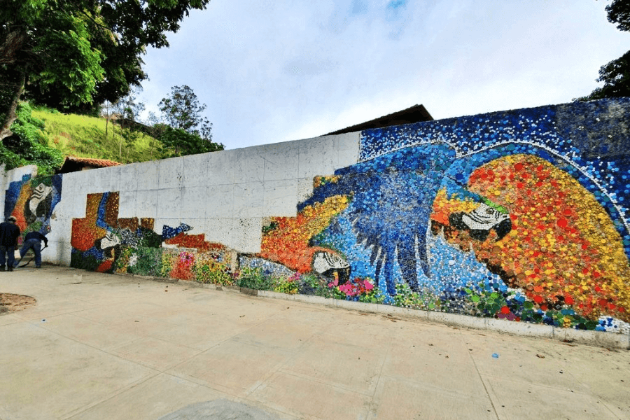 image Caracas inaugura su primer mural ecológico creado 100 con tapas de botellas de plástico