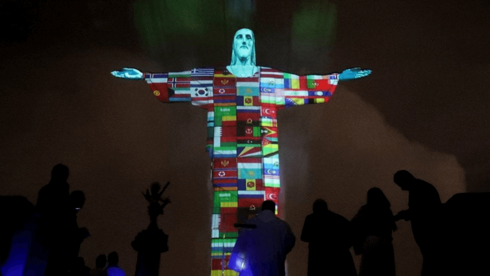 El Cristo Redentor de Río de Janeiro se iluminó de banderas de países afectados por el coronavirus (2)