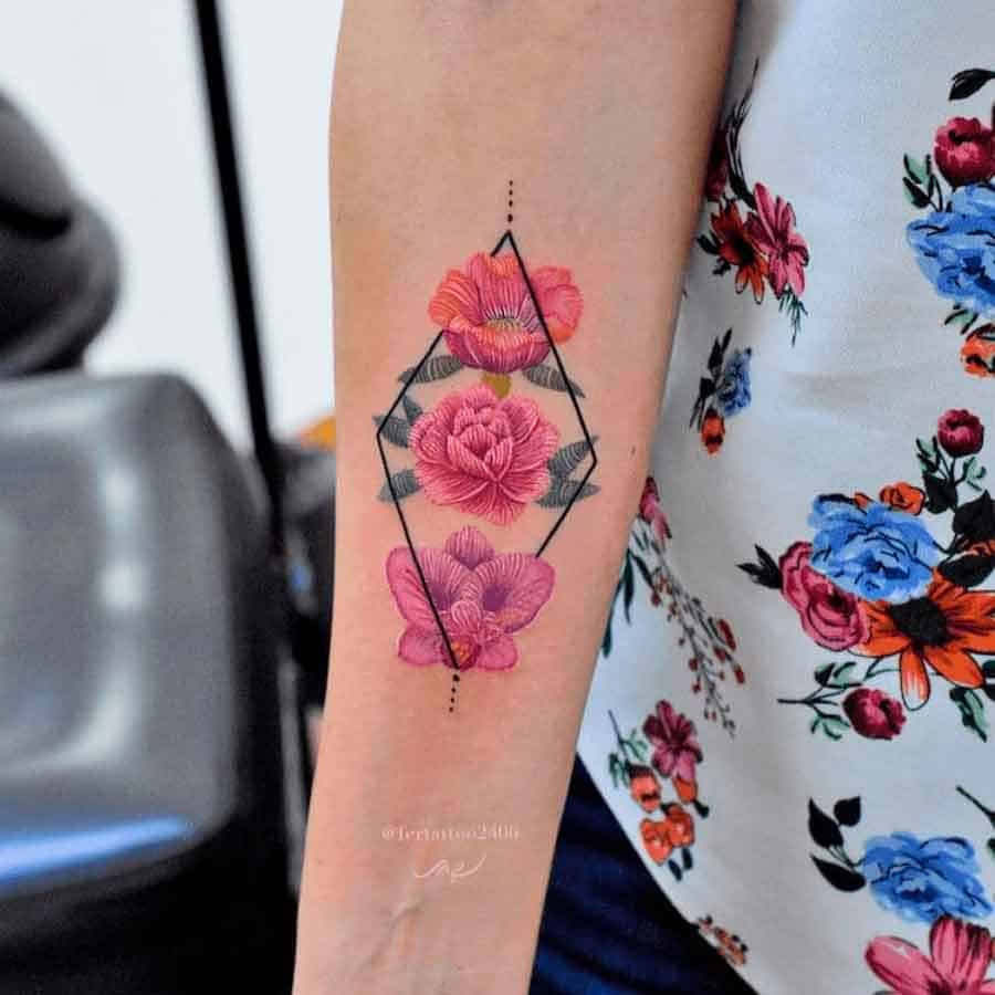 image Esta tatuadora realiza trabajos sobre la piel inspirados en la impronta del bordado mexicano 1