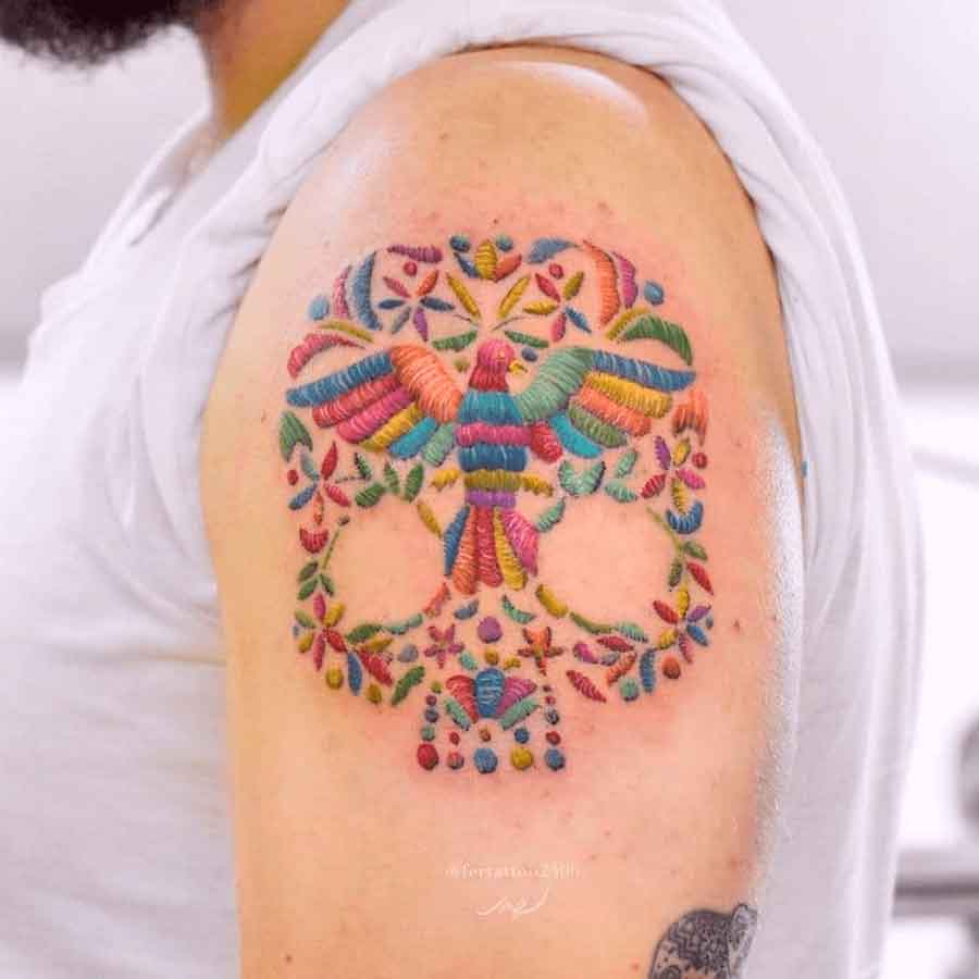 image Esta tatuadora realiza trabajos sobre la piel inspirados en la impronta del bordado mexicano 3