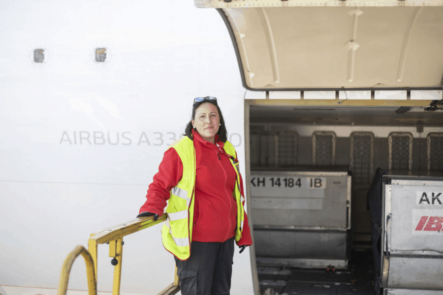 image Iberia realizó un vuelo único para conmemorar el 8M la tripulación y personal en tierra sólo en manos de 22 mujeres 16