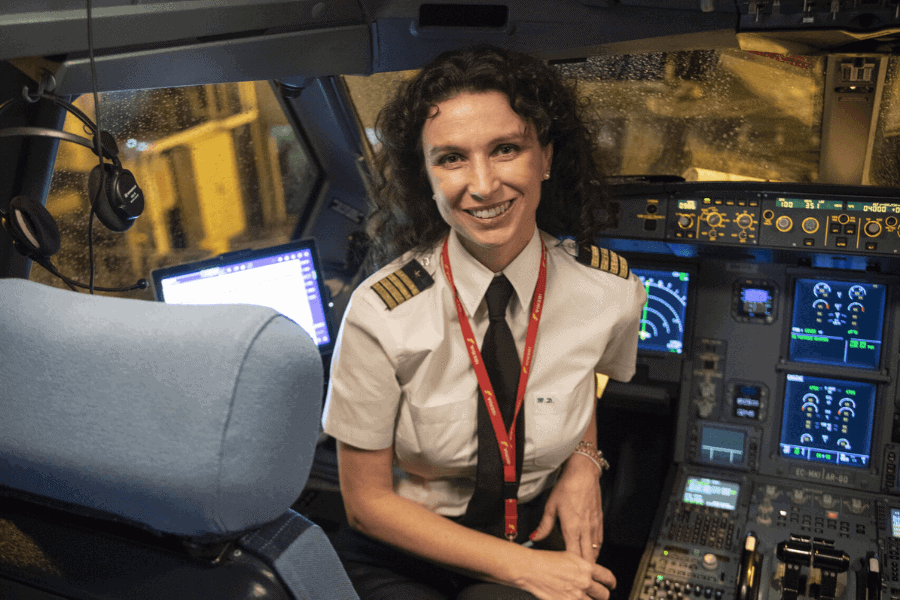 image Iberia realizó un vuelo único para conmemorar el 8M la tripulación y personal en tierra sólo en manos de 22 mujeres 4