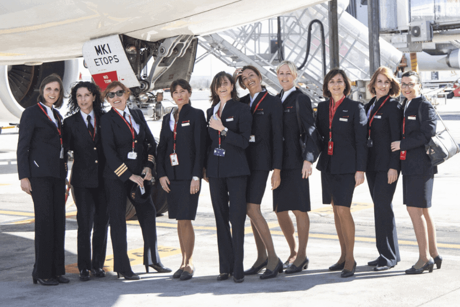 image Iberia realizó un vuelo único para conmemorar el 8M la tripulación y personal en tierra sólo en manos de 22 mujeres v