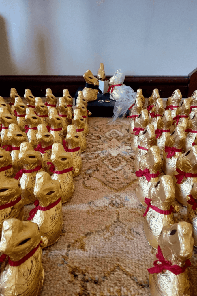 image Pospuso su boda pero decidió armar un casamiento con los 115 conejos de chocolate que iba a regalar como souvenirs 2