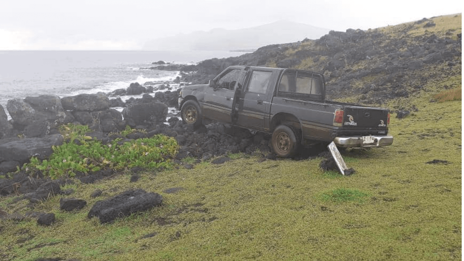 Un chileno residente en Isla de Pascua fue detenido por chocar con su camioneta a una estructura Moai 1