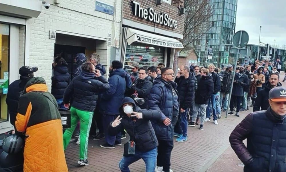 amsterdam-coffeeshop-queue-coronavirus