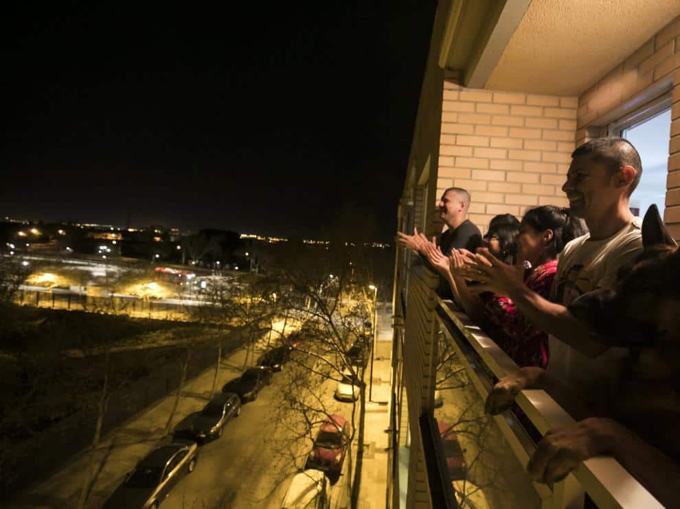 image aplausos en los balcones de zaragoza de agradecimiento a la labor de los profesionales sanitarios en la crisis del coronavirus