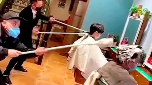 Insólito: así es el "corte de pelo a distancia" que usan en China para prevenir el contagio del Coronavirus image china