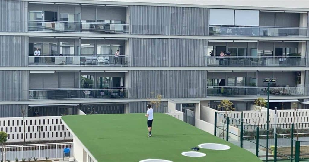 teatro La clase de fitness improvisada en la que participaron decenas de vecinos desde sus balcones en España image teatro fitness