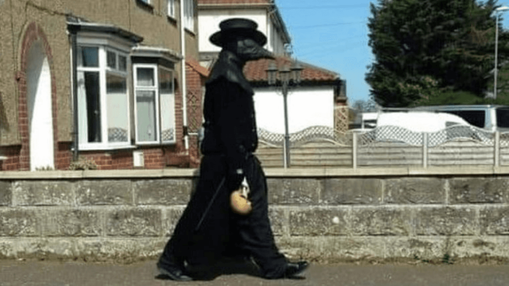 image Alerta en un pueblo inglés ante la presencia de un médico de la peste negra caminando por las calles 9