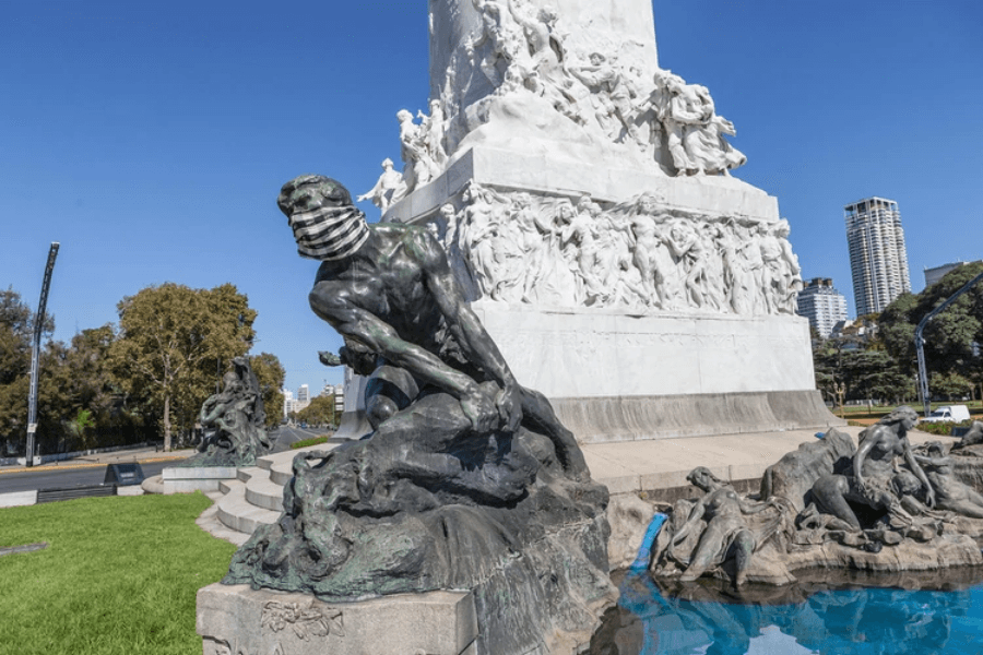 image Buenos Aires Monumentos y estatuas amanecen cubiertas con tapabocas anticipando el anuncio de su uso obligatorio en la ciudad 6 1