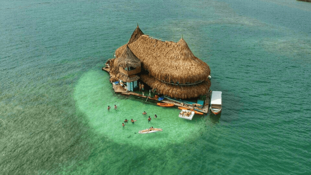 Boneyard Viajes image Boneyard Descubre Casa en el agua un eco hostel colombiano rodeado completamente por el mar Caribe 1