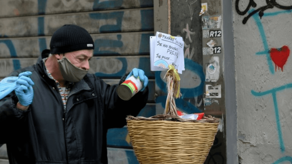 image En Nápoles cuelgan canastas solidarias a la calle para que las personas puedan donar o llevar comida gratis durante la crisis por coronavirus 8 1