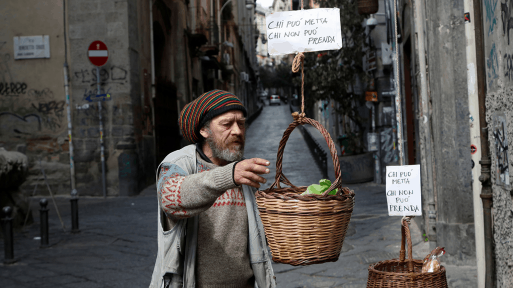 image En Nápoles cuelgan cestas solidarias en la calle para ayudar a quienes no pueden comprar alimento 1