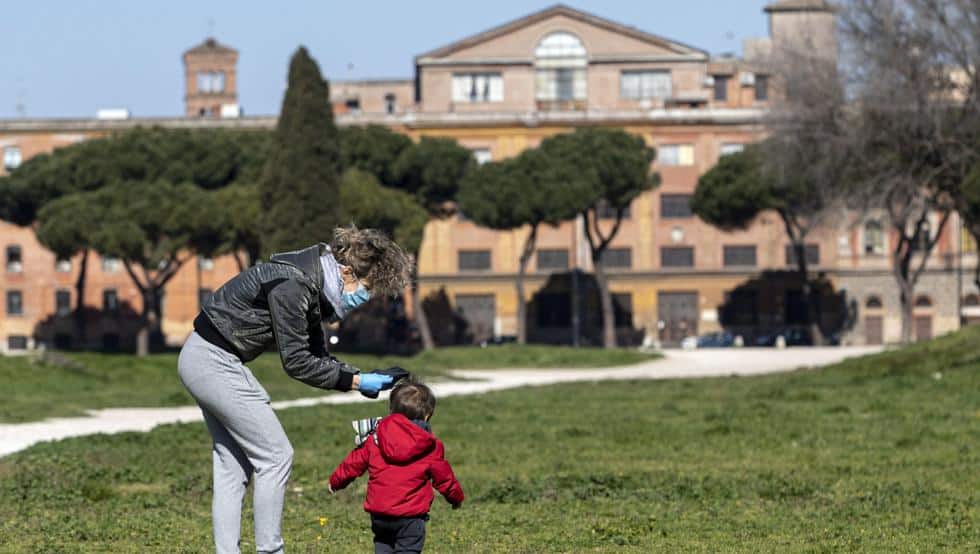 Escándalo y contradicciones en Italia el gobierno autoriza a padres y sus hijos pequeños a dar unas vueltas cerca de casa