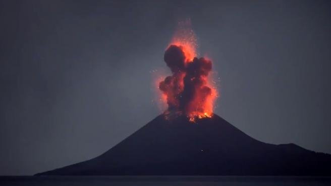 Indonesia El volcán Krakatoa entró en erupción y se registró actividad en otros 6 volcanes en su cercanía