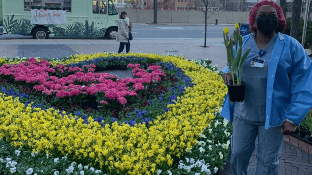 image Las flores que adornarían la Maratón de Boston 2020 fueron dispuestas a la salida de hospitales en agradecimiento a los médicos por su trabajo 6 1