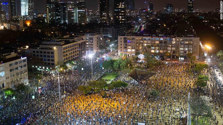 image Miles de israelíes asisten a una protesta y enseñan al mundo cómo sería una manifestación con distanciamiento social 2