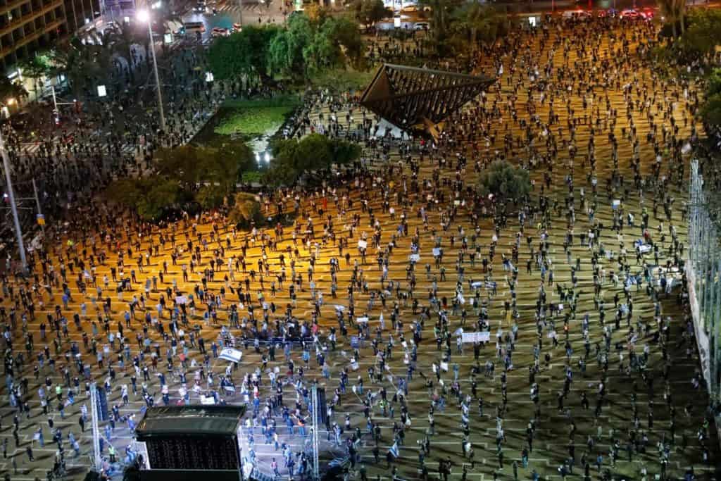 image Miles de israelíes asisten a una protesta y enseñan al mundo cómo sería una manifestación con distanciamiento social 5