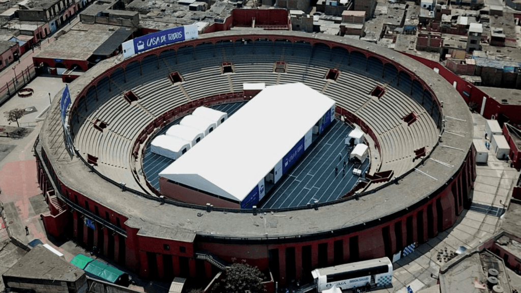 image Perú la emblemática plaza de toros de Lima se convierte en albergue para proteger a los indigentes del coronavirus 1