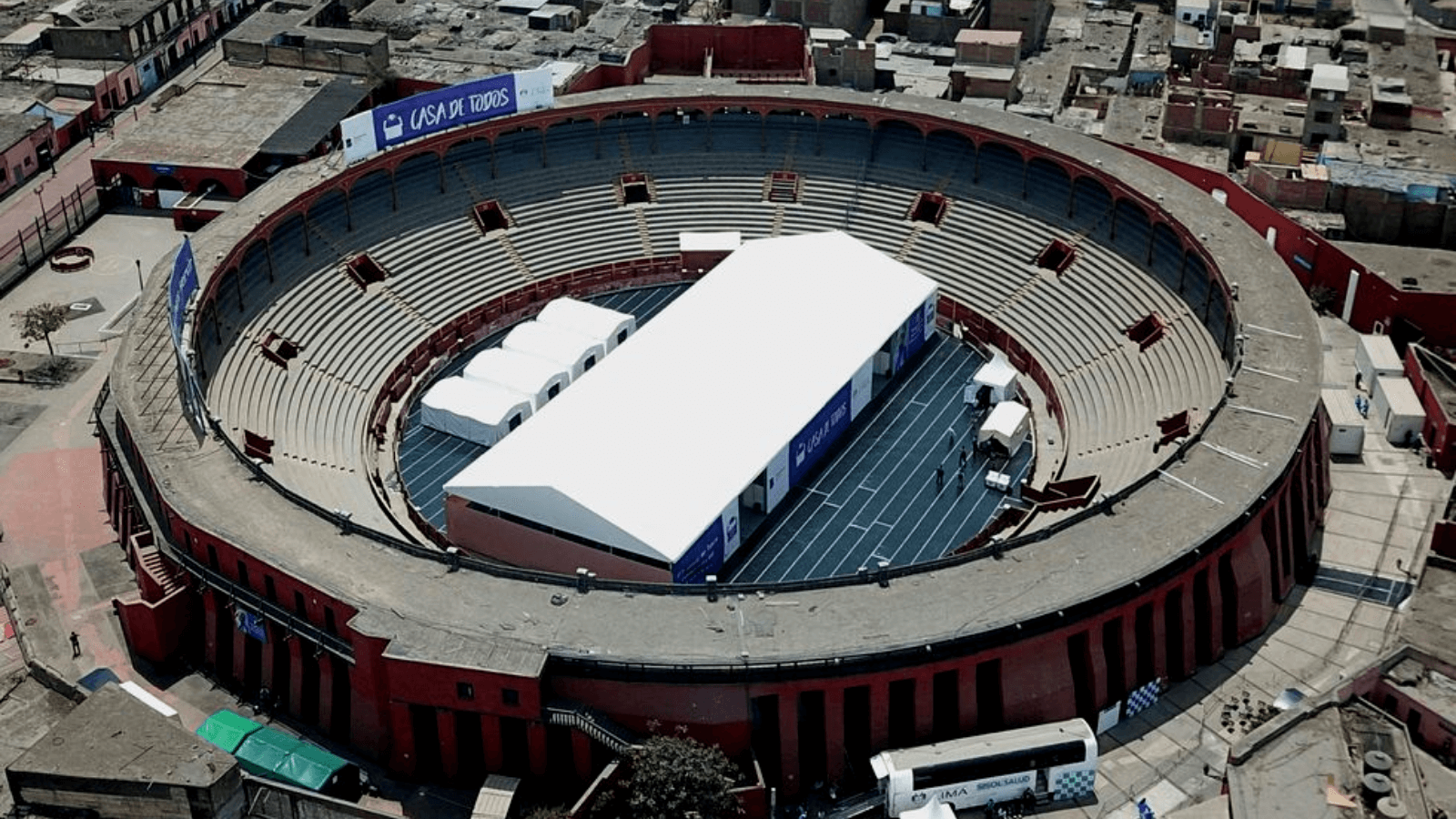 Perú la emblemática plaza de toros de Lima se convierte en albergue para proteger a los indigentes del coronavirus 1