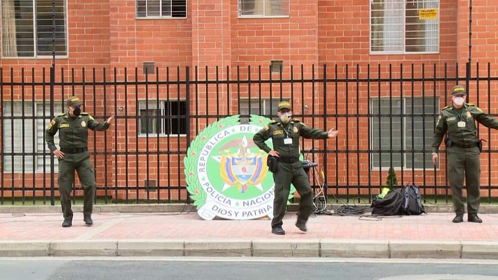 image Policía de Bogotá brinda clases de zumba desde la calle para entretener a las personas en confinamiento