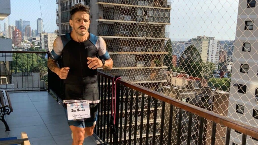 image Un atleta argentino corrió 42 kilómetros en su departamento 1