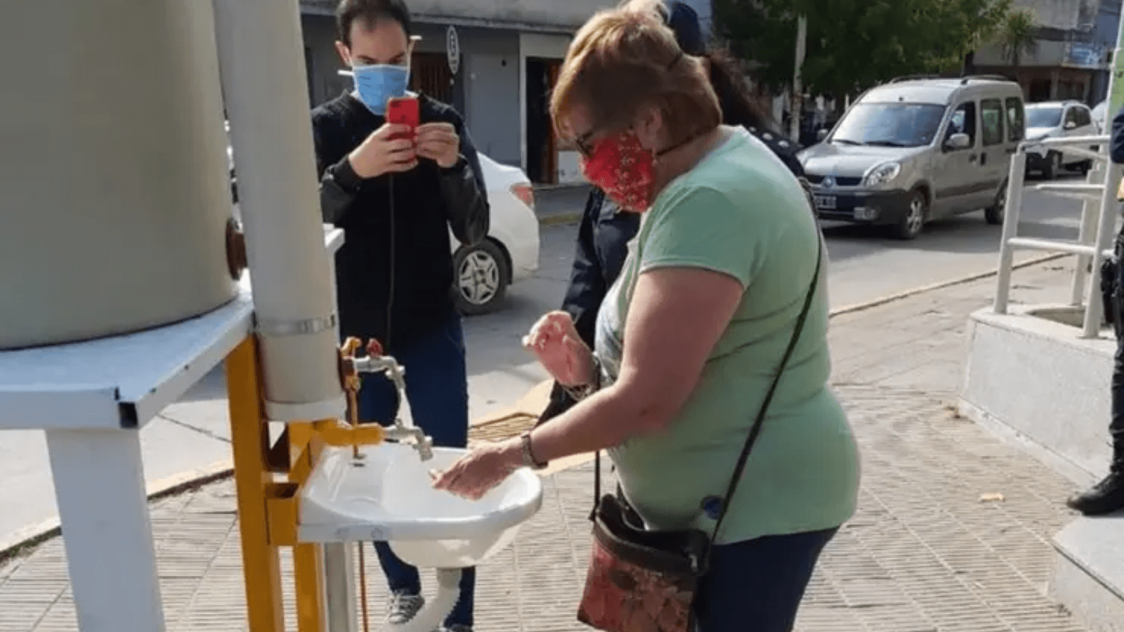 Un vecino donó un lavamanos para que los 15.000 habitantes de una localidad argentina puedan higienizarse en la calle 4