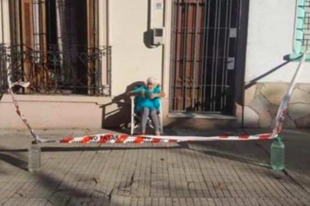 image Una anciana uruguaya cercó parte de su vereda para poder tomar mates sentada al sol