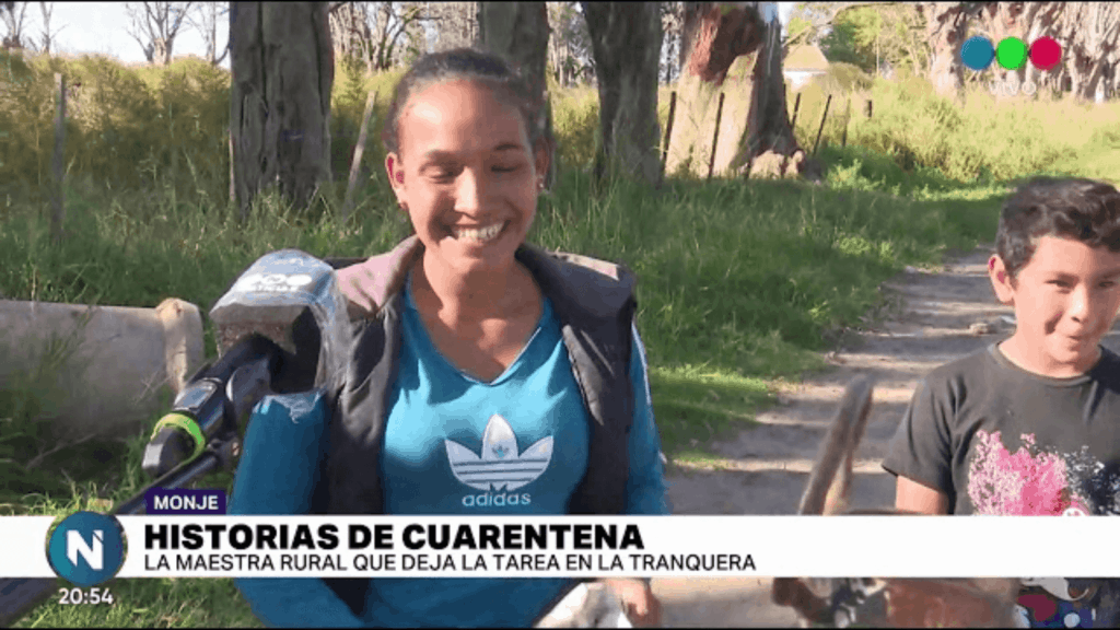 image Una docente a domicilio en Argentina es maestra rural y visita a sus estudiantes para dejarles tareas en las tranqueras 6 1