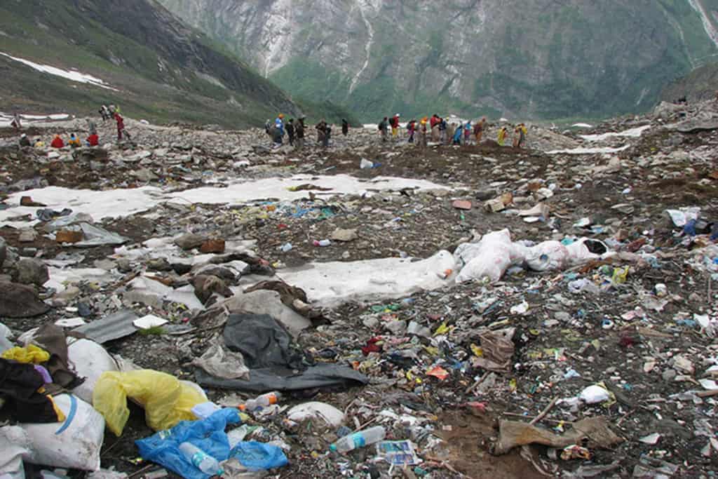 image foto 2 los sherpas proponen al gobierno nepalí aprovechar el cierre del everest para limpiarlo everestjpg