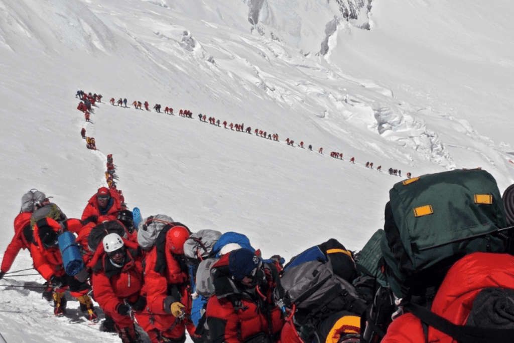 image foto 5 los sherpas proponen al gobierno nepalí aprovechar el cierre del everest para limpiarlo caravana ascension everest