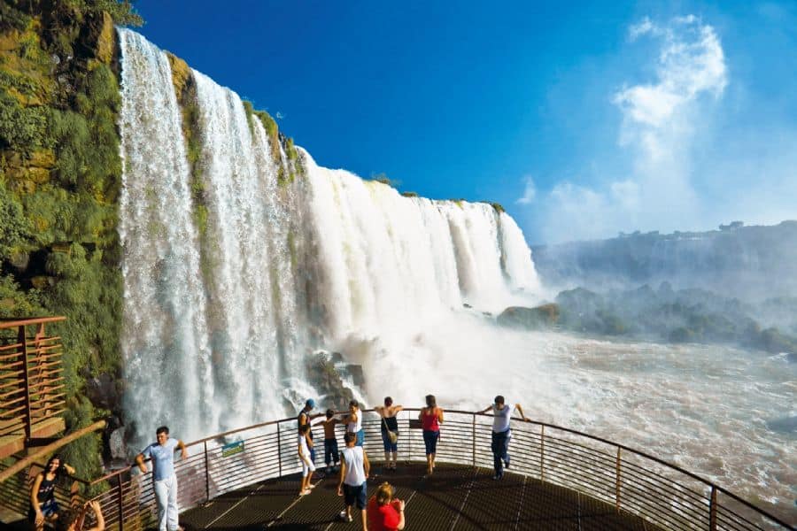 A pesar de reportar más de 430.000 contagiados, Brasil reabrirá las Cataratas del Iguazú al público 3