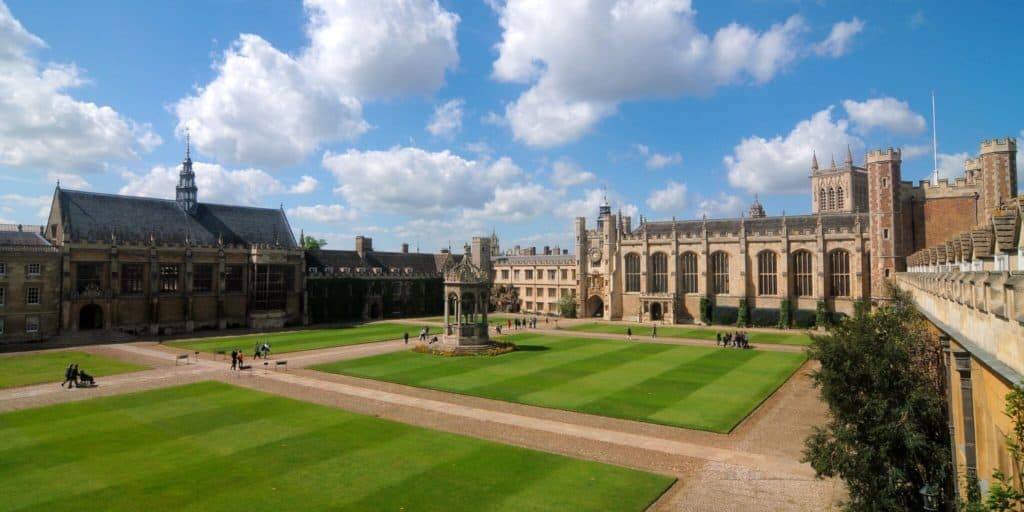 image Cmglee Cambridge Trinity College Great Court 1