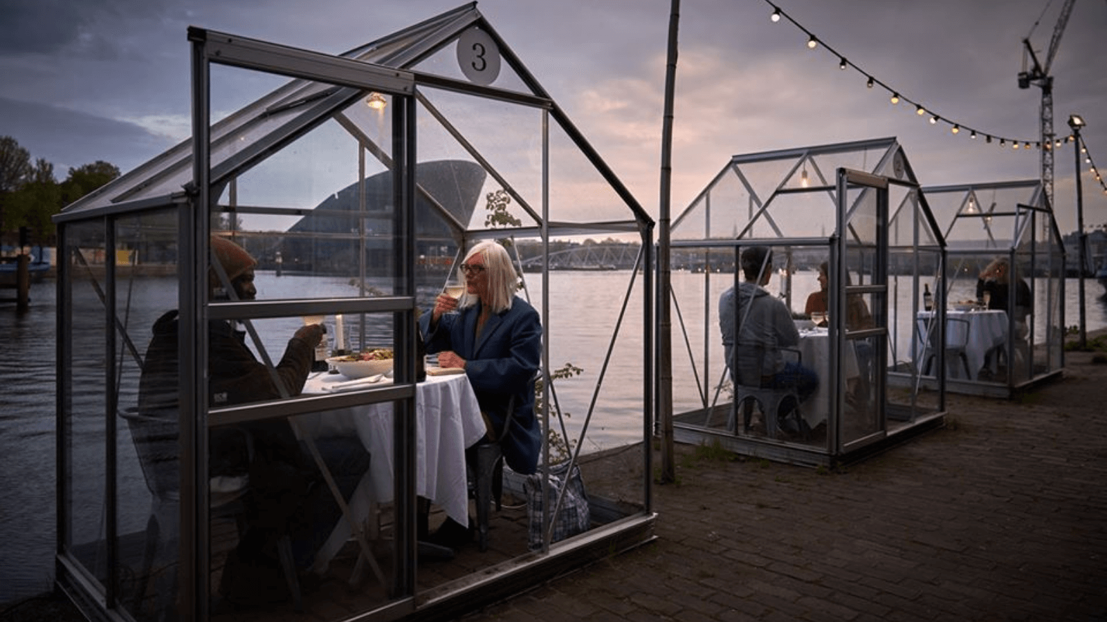 Este restaurante holandés implementa la instalación de mini invernaderos para cumplir con el distanciamiento físico 4