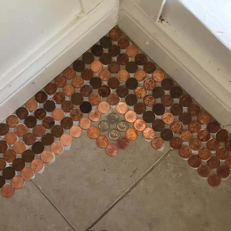 image Joyero crea un increíble diseño de mosaico para decorar su piso... ¡usando 7500 centavos 1