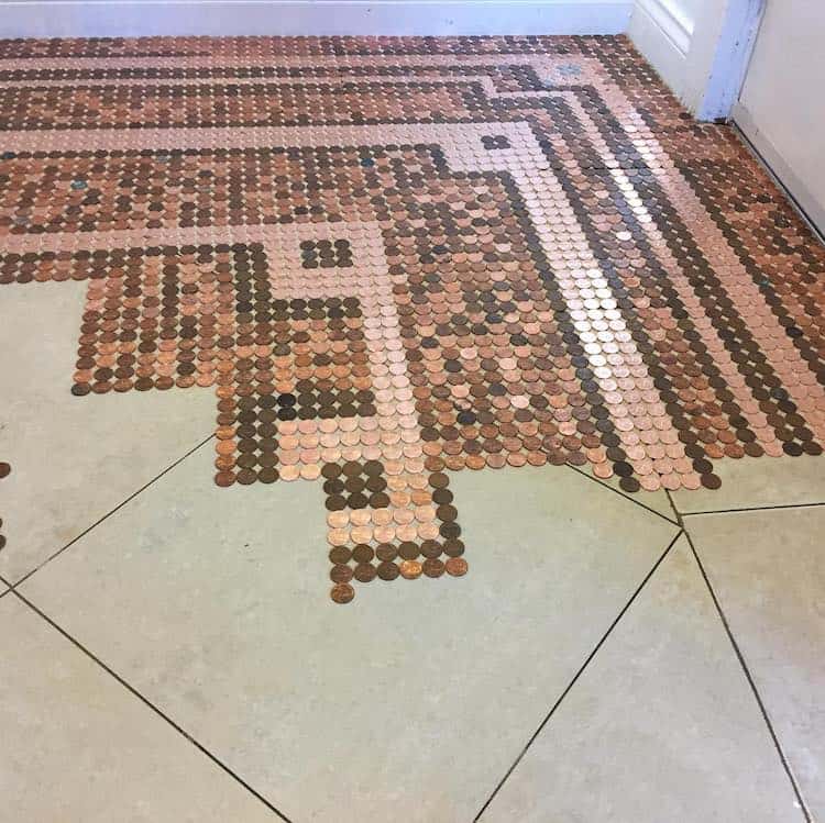 image Joyero crea un increíble diseño de mosaico para decorar su piso... ¡usando 7500 centavos 3