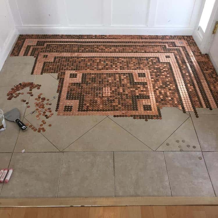 image Joyero crea un increíble diseño de mosaico para decorar su piso... ¡usando 7500 centavos 4