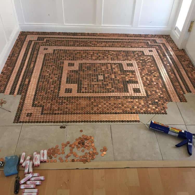 image Joyero crea un increíble diseño de mosaico para decorar su piso... ¡usando 7500 centavos 5