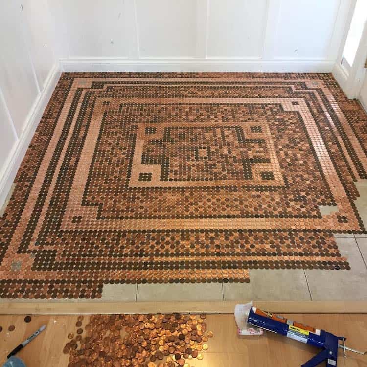 image Joyero crea un increíble diseño de mosaico para decorar su piso... ¡usando 7500 centavos 6