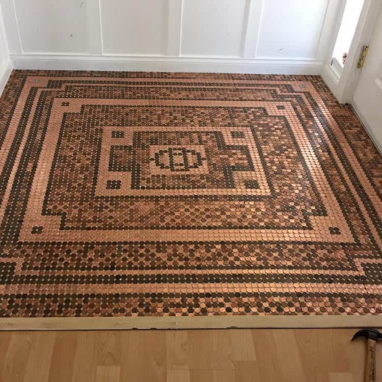 image Joyero crea un increíble diseño de mosaico para decorar su piso... ¡usando 7500 centavos 7