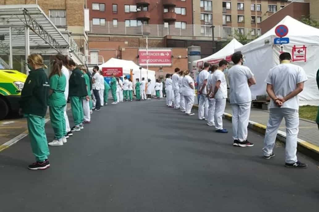 Personal de salud recibe de espaldas a la primera ministra de Bélgica ante la falta de reconocimiento de su importante labor durante la pandemia 2