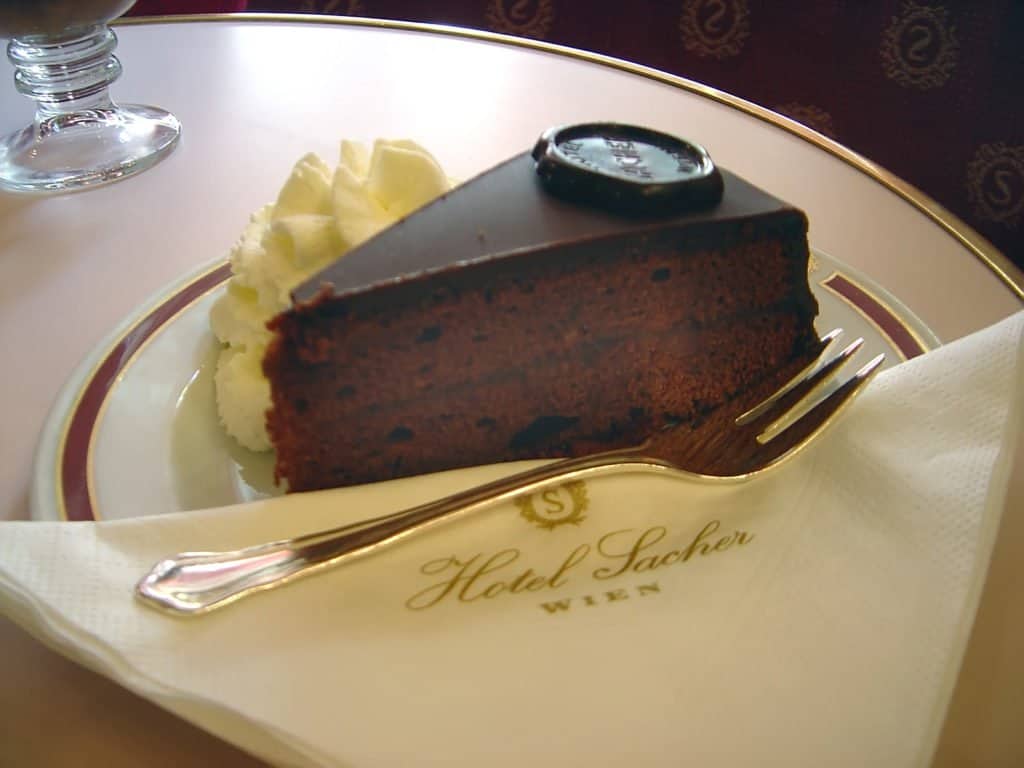 El clásico Hotel Sacher de Viena convierte sus suites en restaurantes privados image Sachertorte DSC03027 retouched